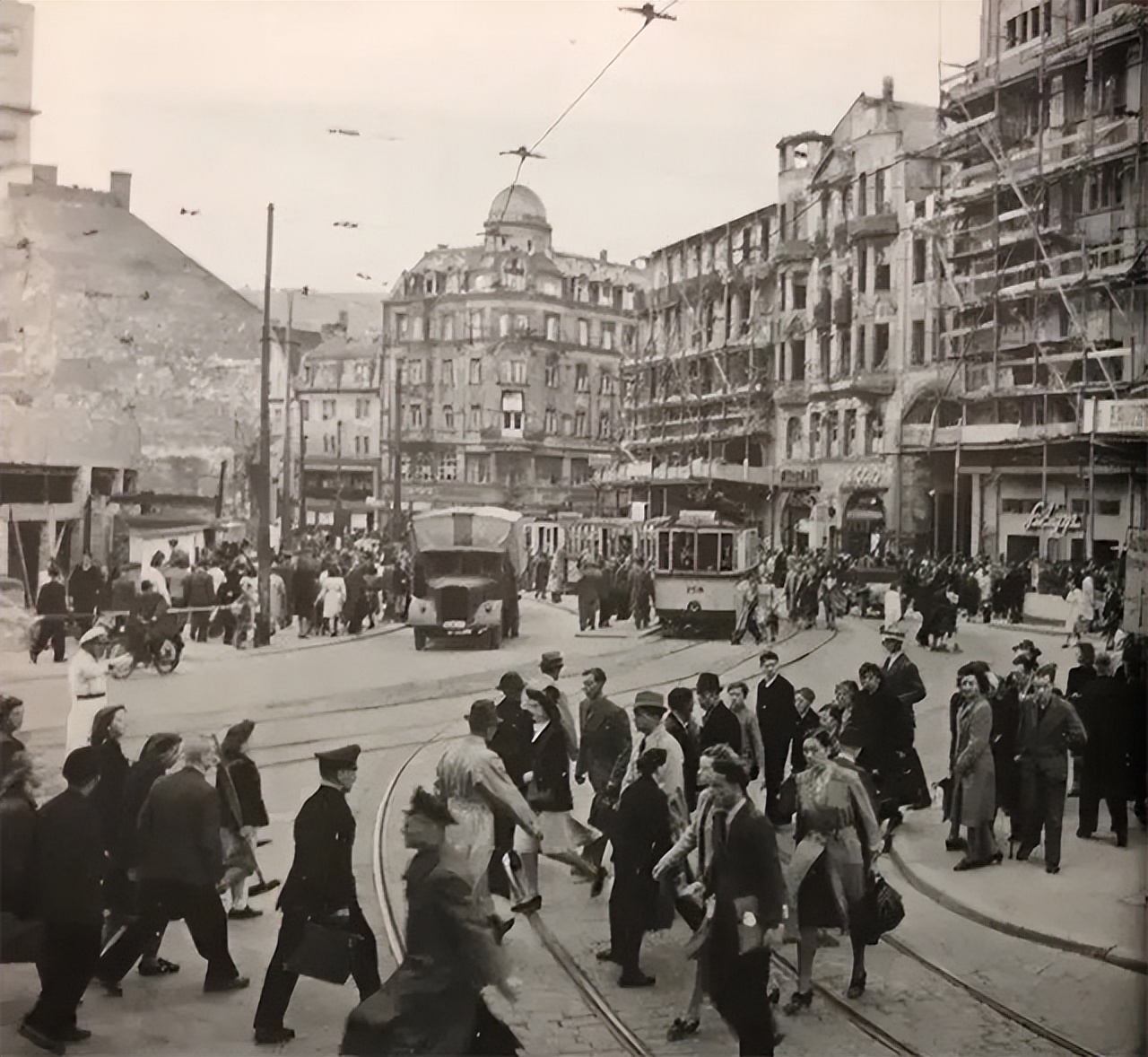 郭婉莹|郭婉莹：因一双丝袜悔婚，丈夫出轨寡妇后，她上演优雅“捉奸”