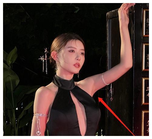 网红“聂小雨”秀身材,拍照角度被质疑“擦边”,忘P腋下超尴尬