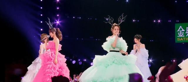 Twins|《乘风破浪》Twins含泪再唱成名曲，王心凌放弃合唱很恰当