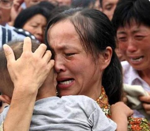 当你碰上人贩子,别喊“我不认识他”,这样做,路人更愿意帮你