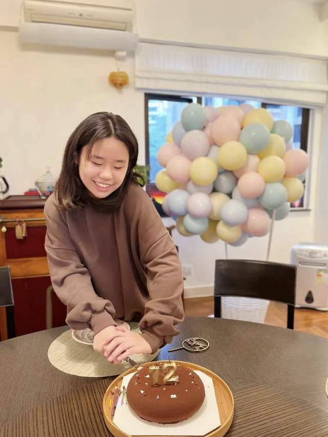 钟镇涛|68岁钟镇涛为12岁小女儿庆生，曝光家中朴素内景，富婆娇妻未出镜