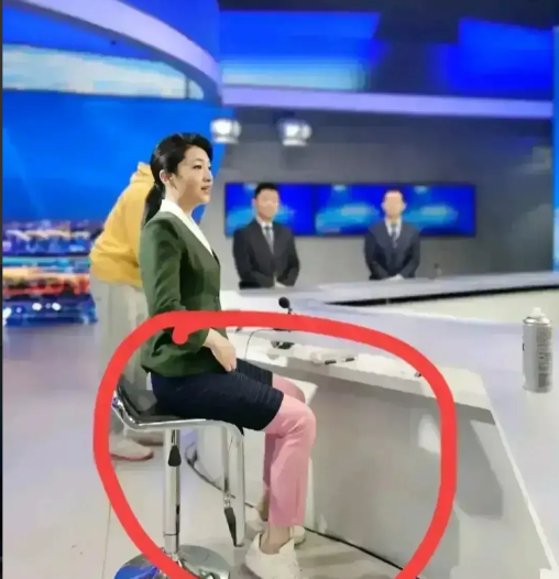 主持人|你敢相信，这竟然是我们大名鼎鼎的主持人吗这上半身跟下半身也差距太大了吧