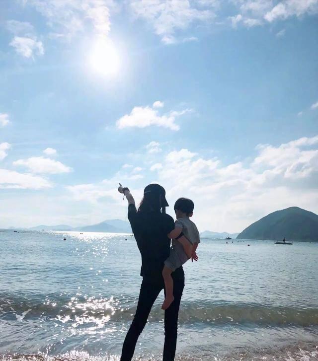 秦海璐|杨颖被传要带着小海绵上节目，据悉她是在工作，带着儿子方便照顾