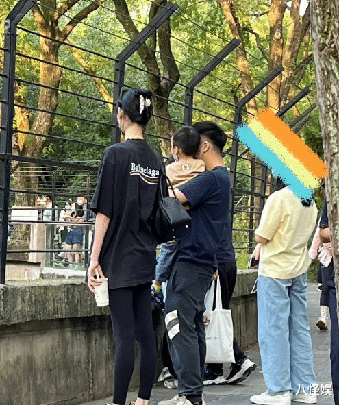 奚梦瑶|奚梦瑶陪老公婆婆外出，何猷君过马路贴心牵妈妈手，一家人好和睦