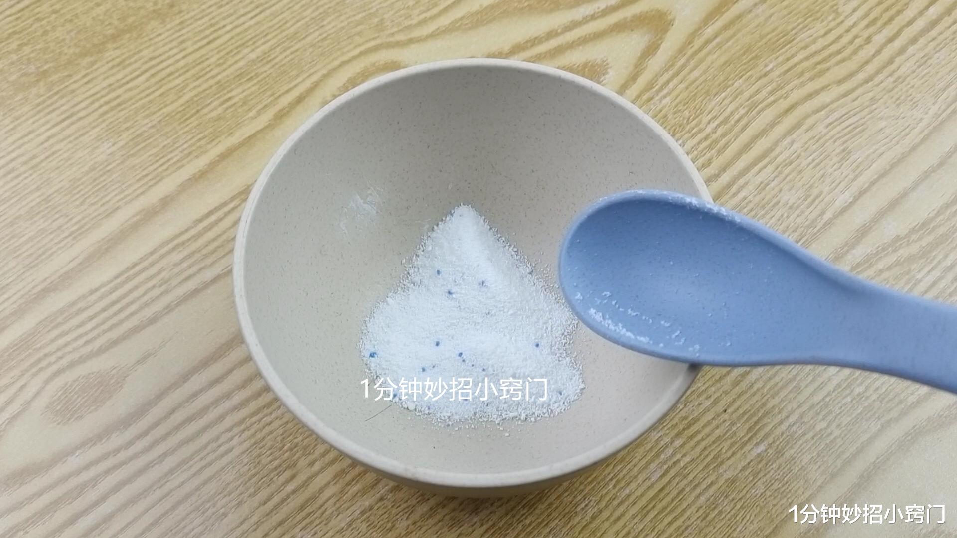 马桶里撒一把,不管多脏多厚的黄渍,一冲就干净,省钱又方便