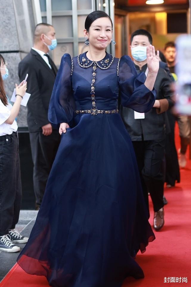 泡泡袖|中年的秦海璐还热衷泡泡袖,长纱裙透亮时尚,有点显胖但气势挺足