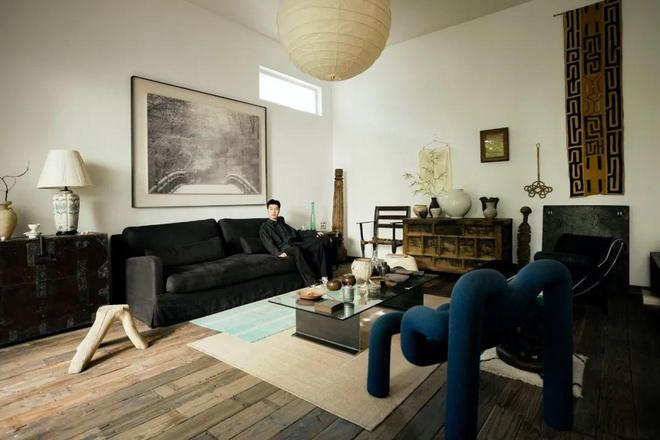 |他蜗居35m2,每月额外花8000元租别墅,摆满古物