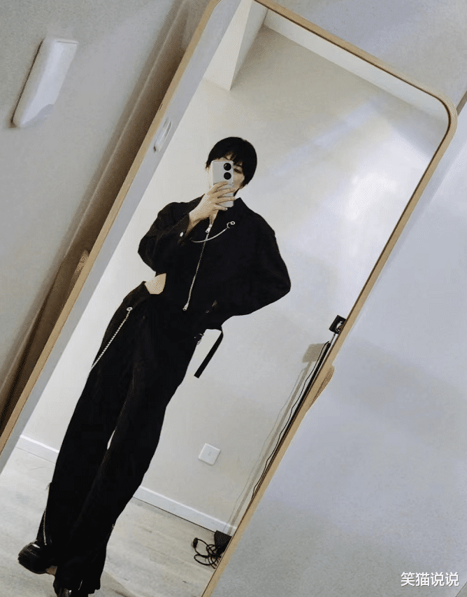 姚安娜|真瘦了好多！姚安娜晒自拍照，秀马甲线大长腿好抢眼，怼镜自拍细节获赞！