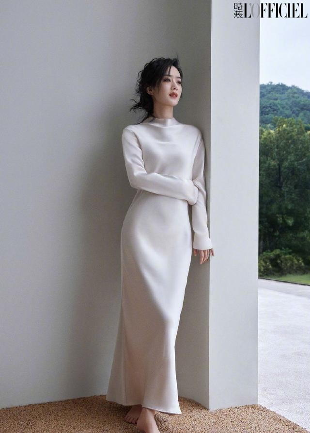 赵丽颖|赵丽颖身穿浅色针织衫搭超靓!肤白貌美大长腿太惊艳了