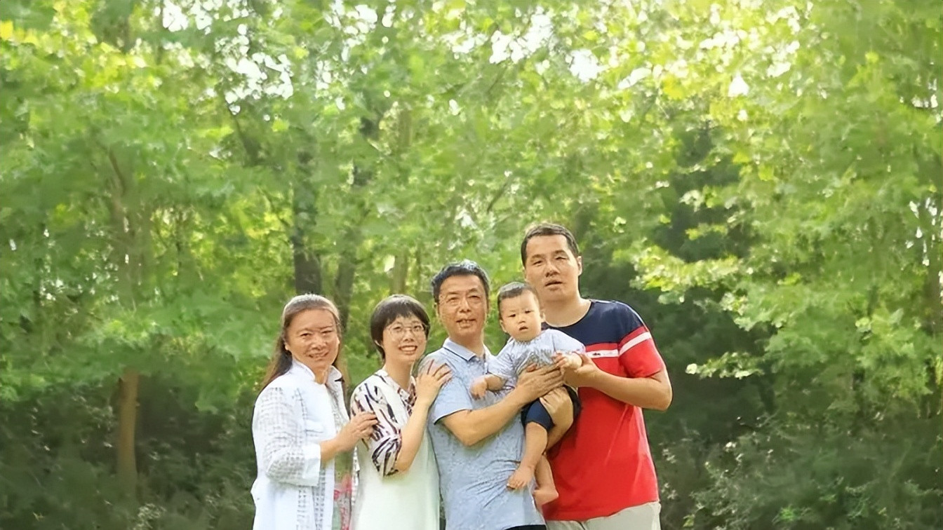 邓清明|邓清明顺利圆梦，他女儿女婿外孙的全家福合影流出，一家人很幸福