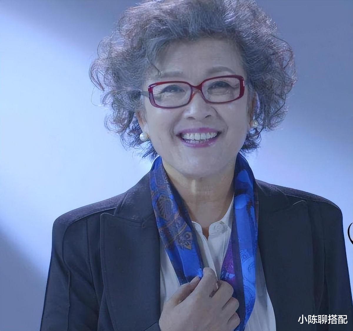 耳饰 宋春丽才是奶奶辈的典范，71岁穿衣大方不扮嫩，到老都优雅有气质