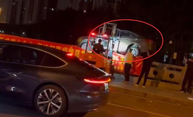 太解气?“男子将占用自家车位车辆丢入河道”后续,警方回应了