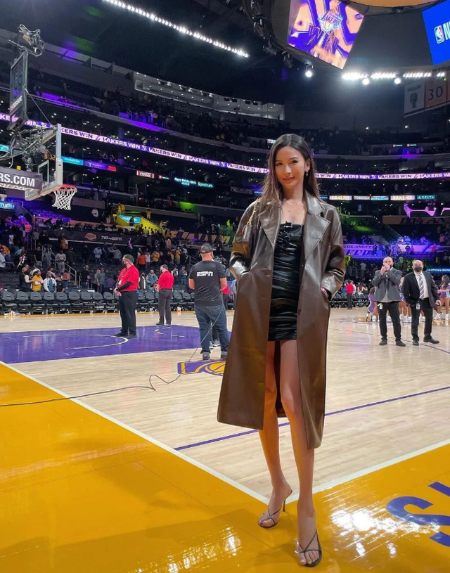 湖人队|华人美女在NBA火了！踩着湖人球票秀身材，身份曝光引起热议！