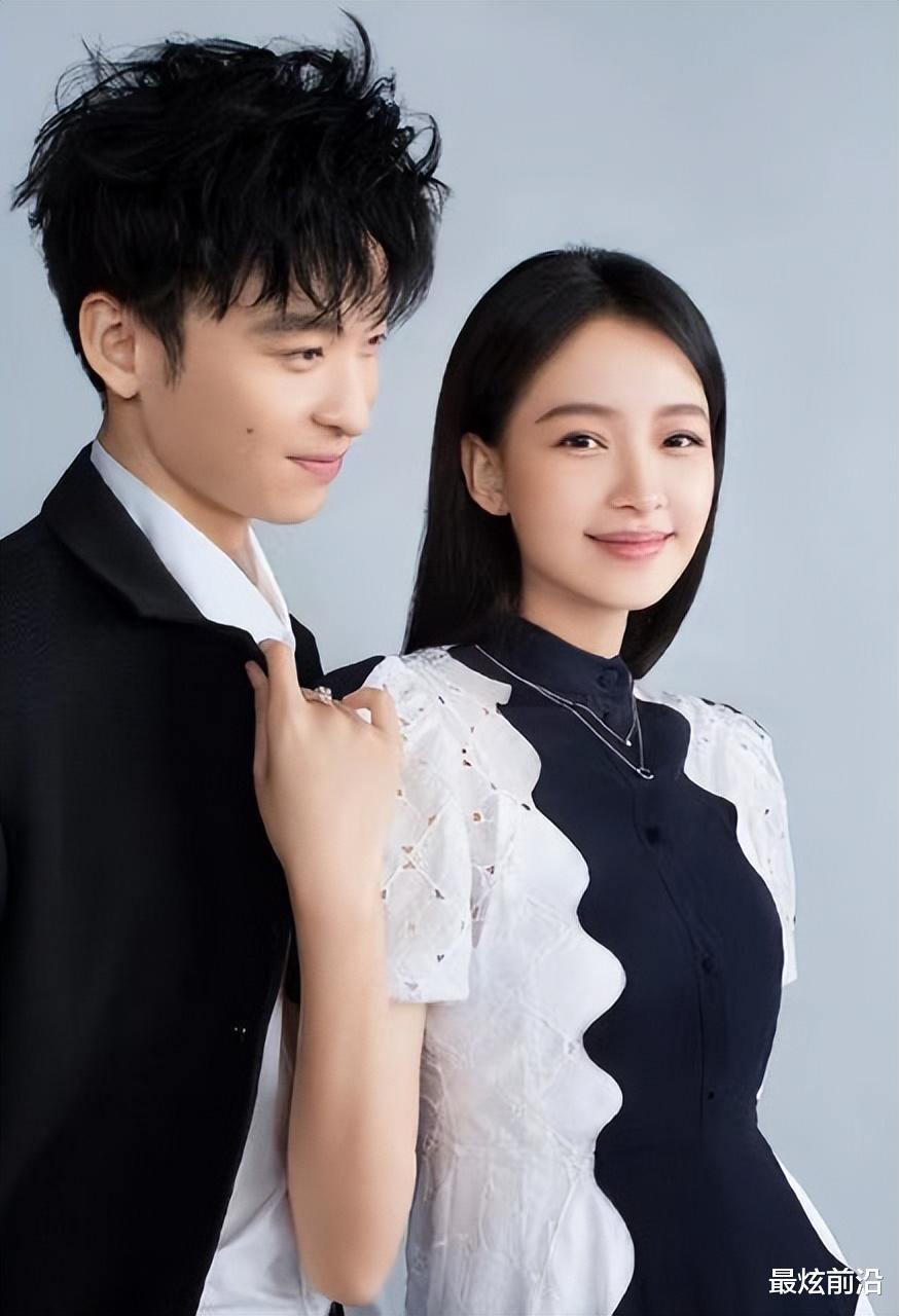 董子健携孙怡亮相，孙怡一袭粉裙少女感爆棚，不愧是京城太子妃