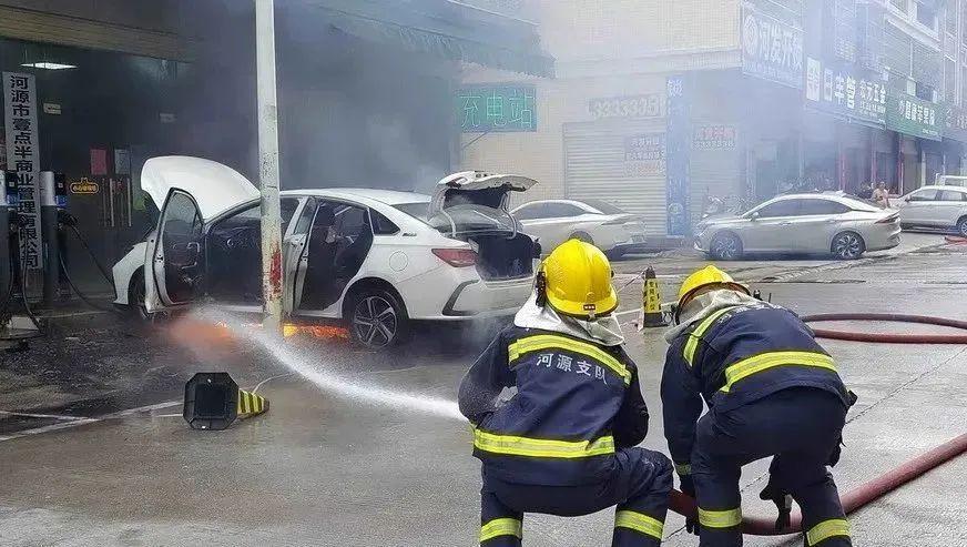 平均每天烧10辆，新能源车起火事故频发，开电车到底安不安全？