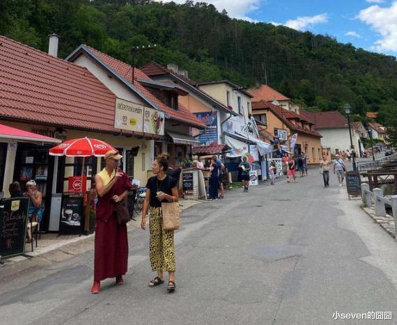 李连杰|李连杰被曝定居欧洲,本人年轻不少,女儿们却没有继承母亲的美貌