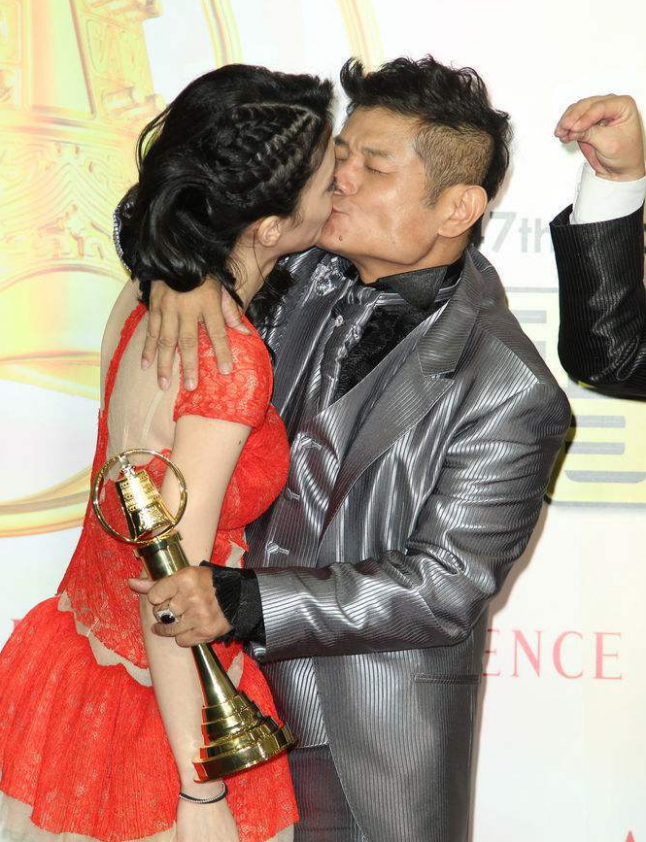 许效舜|男星自曝命好娶小24岁老婆，女方想拼三胎，网友：有钱就不缺娇妻