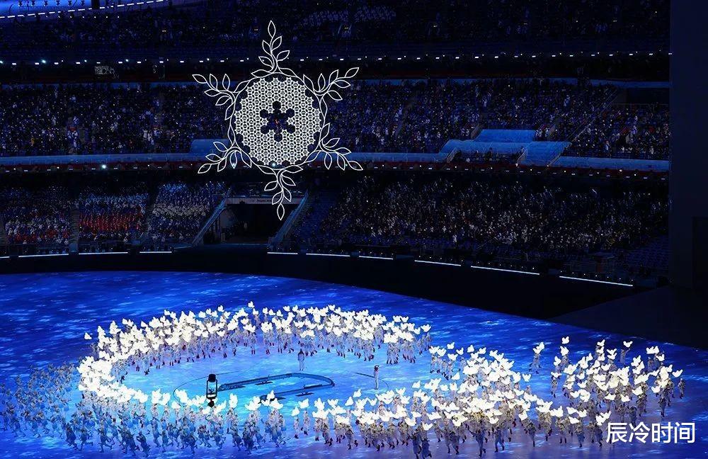 张艺谋|张艺谋开百万豪车上班，72岁仍精神十足，员工和助理门口迎接跟随