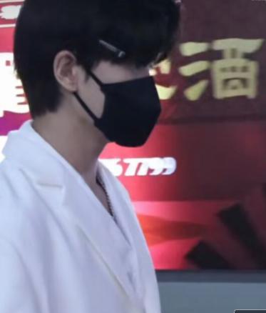 任嘉伦|任嘉伦白衣少年来袭,从里白到外,头发上的小卡子可可爱爱