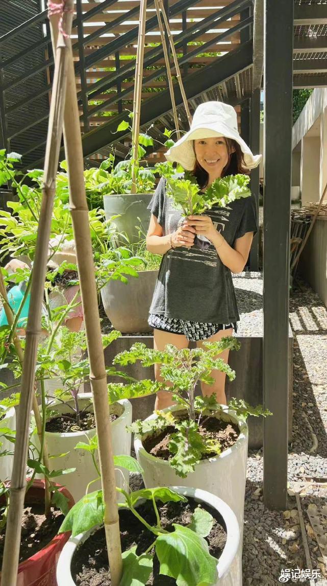 章子怡|章子怡带儿女在别墅种菜，穿搭很少女，43岁素颜抢镜