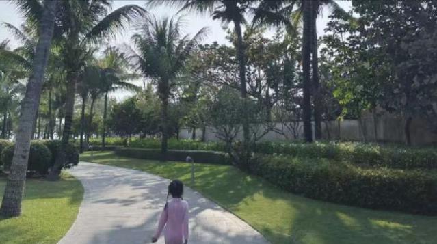 |孙怡母女现身海南,二人沙滩留脚丫显温馨,大福继承母亲大长腿