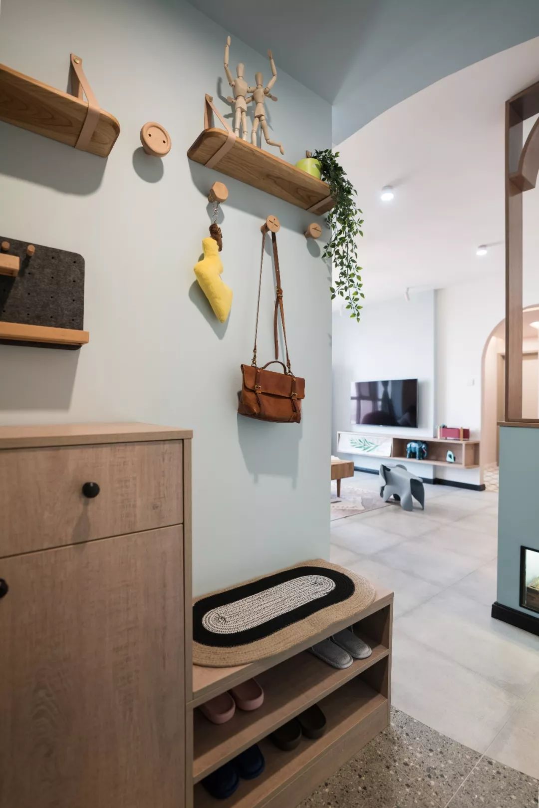 小户型没玄关怎么办？建议这样做个“假玄关”，穿衣换鞋都方便！