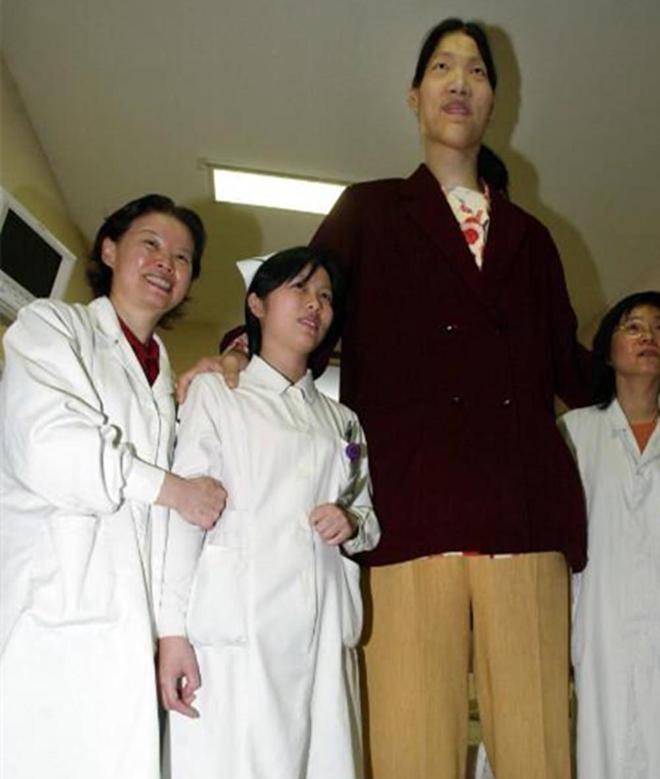 女巨人曾金莲:17岁身高247厘米,一顿饭吃2斤多,遗体40年没下葬