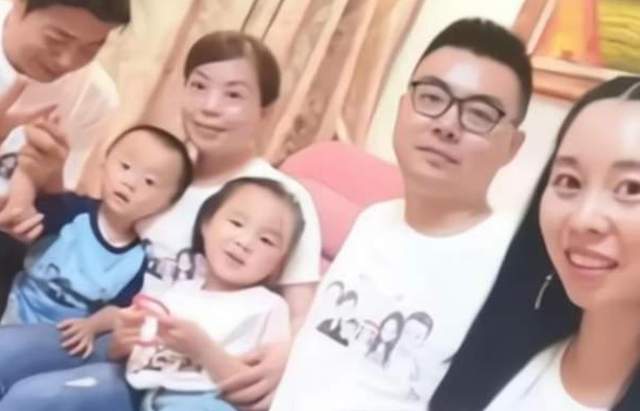 奇奇|姚威田静带儿女踏青，小奇奇活泼招人爱，网友嘲讽对面模仿不来