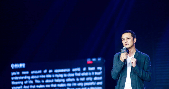 李亚鹏|一代男神,一身衬衫 西装赢6任女友,现欠4000万为钱下跪