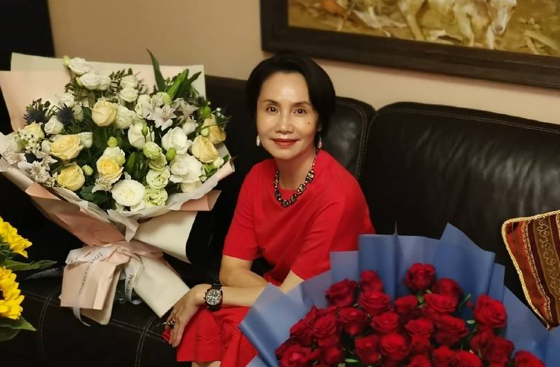 街拍|央视女主播徐俐:离婚后独自抚养孩子,再婚后儿子的举动让她泪目