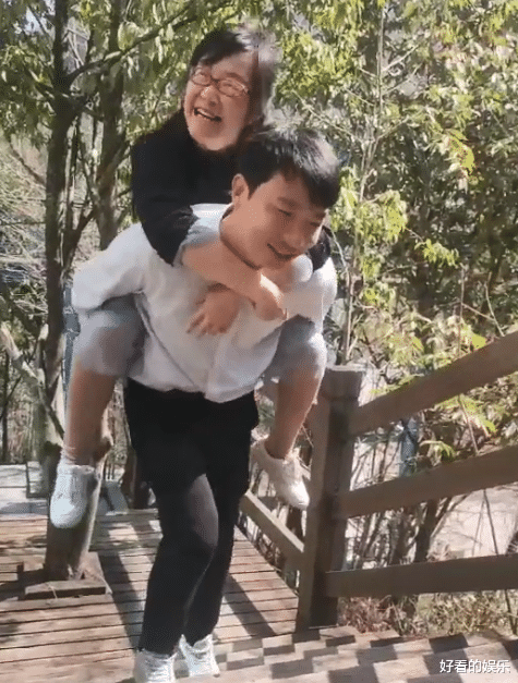 具俊晔|46岁余秀华恋爱后，小14岁男友为她去水沟捡田螺，网友：人生赢家