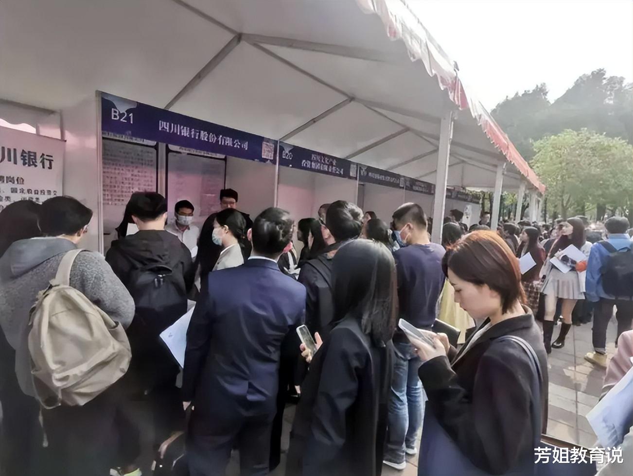 周岩|一公司招聘开出月薪800元一个月，人社局介入，老板回应令人无语