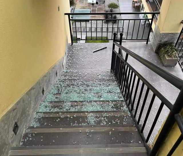 露营|海螺沟景区民宿老板：震后将露营帐篷借给村民，牦牛肉和鸡肉也都给了村民