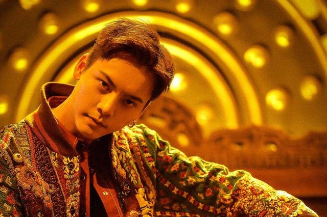 鹿晗|看脸俊朗帅气,一看全身就垮掉,这些男星的身材真是一言难尽