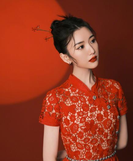 邓超|春晚女星斗艳时刻：马凡舒红、张小斐孔雀蓝、李宇春前卫上热搜