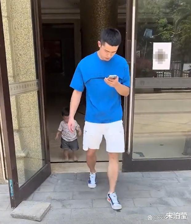 浙江一男子出门只顾往前走,儿子光脚被路面烫哭:这届家长真难带