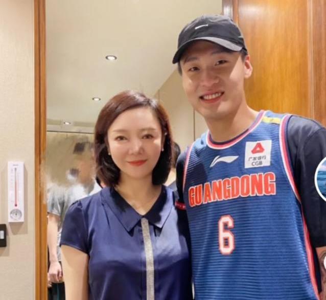 胡明轩|CBA胡明轩母亲发布照片 50岁如少女 丈夫相差15岁 与杜锋关系密切