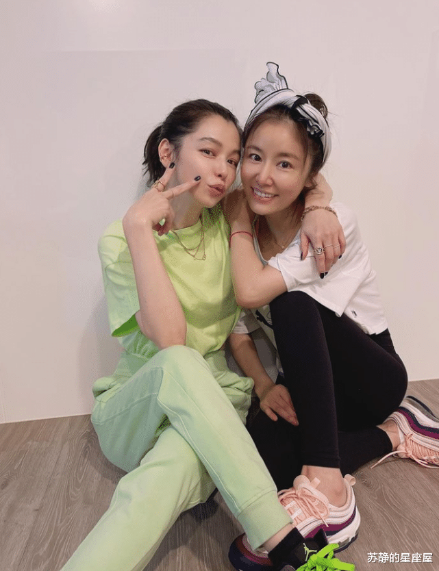 林心如|46岁林心如运动后汗流浃背，穿紧身裤炫出一双细腿，素颜堪比少女