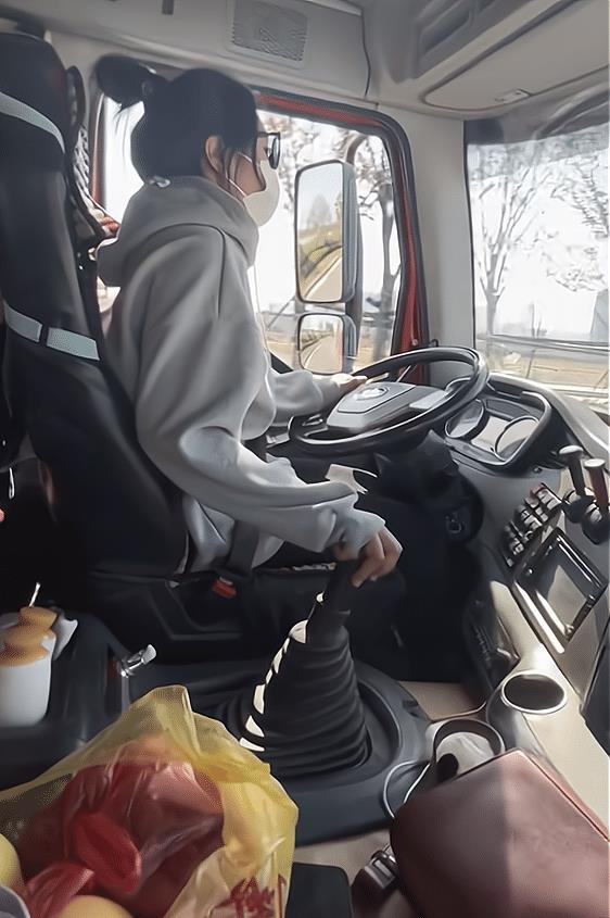 浙江一女子开大车养家,高颜值好身材走红,“家有4个儿压力大”