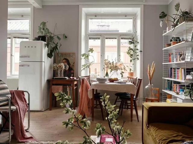 瑞典小姐姐住老破小,布置简单氛围超温馨,一个人过得有滋有味