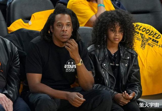 碧昂丝|碧昂丝10岁女儿久违露面看NBA，长得快像20岁，不情愿被爸爸亲脸