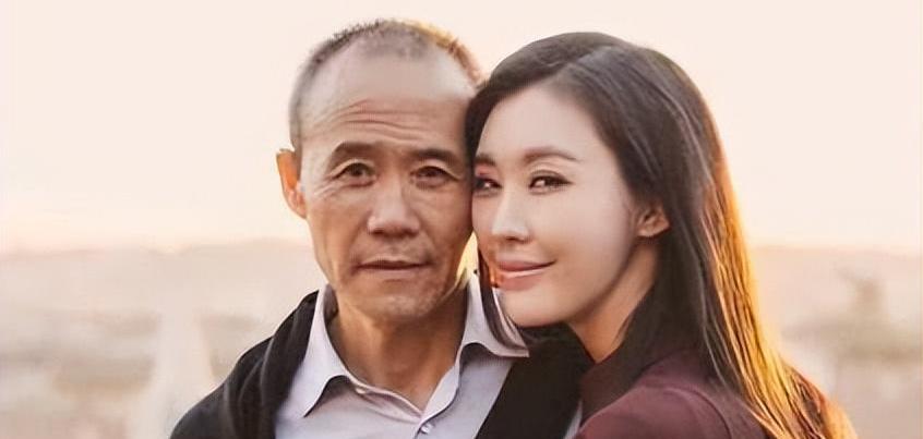 |71岁王石与“小娇妻”同框出现,妻子为他梳理白发,引发网友热议