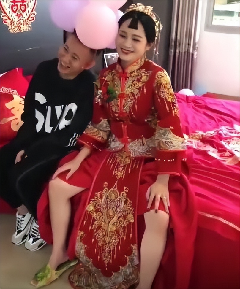 女子当新娘,坐姿豪放有气场,新郎乖乖靠肩上:婚后当家没商量!
