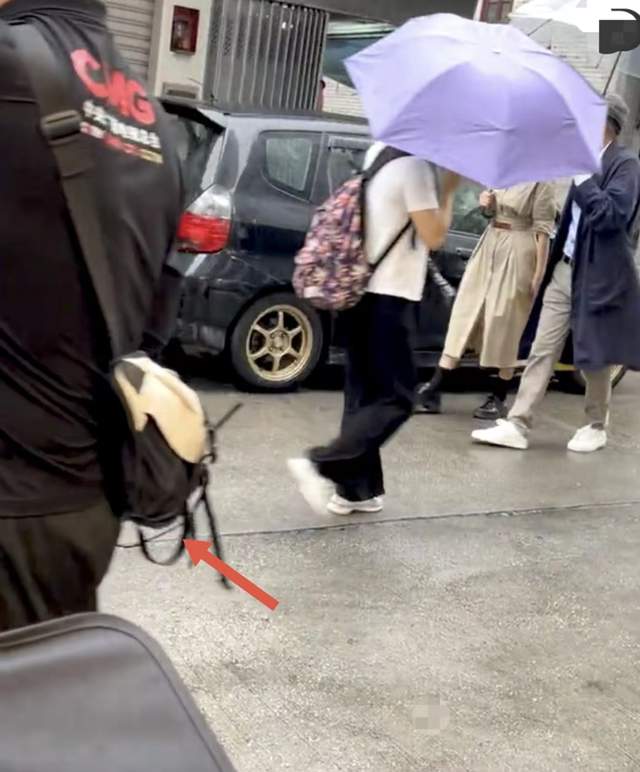 高博|央视主持高博被偶遇!手拎塑料袋雨伞仅10元,43岁头发花白无人识