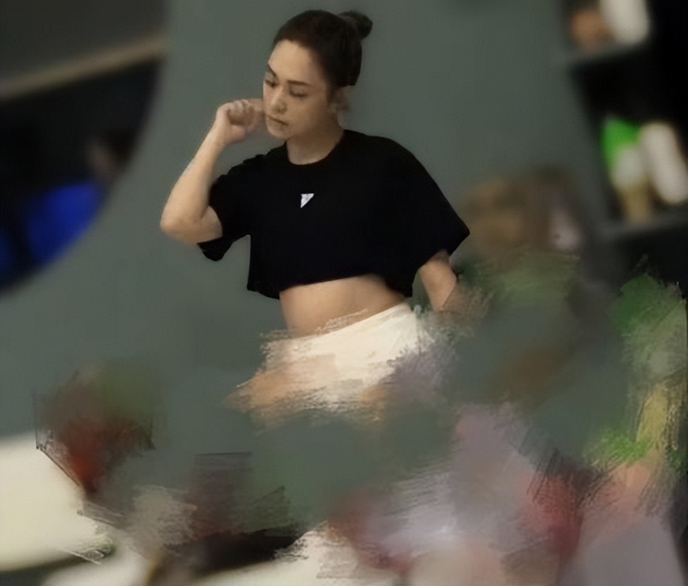 阿娇|浪姐3最新路透曝光！41岁阿娇身材引热议，露脐装肚腩明显遭吐槽