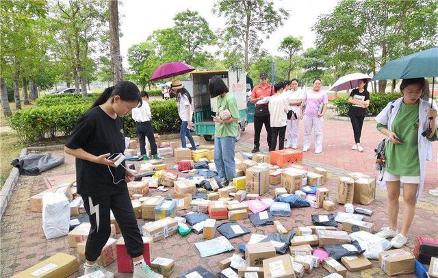 |“电商”环境下，地摊经济如今发展较好，实体店会迎“转机”吗？