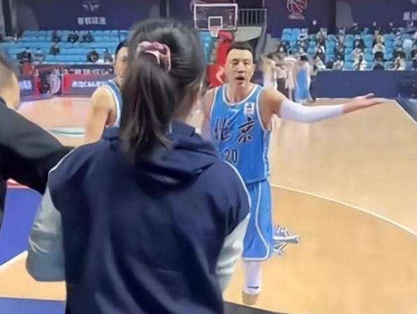 翟曉川|CCTV5全國(guó)直播，女記者究竟什么來頭？竟以一敵二對(duì)罵CBA兩大球員