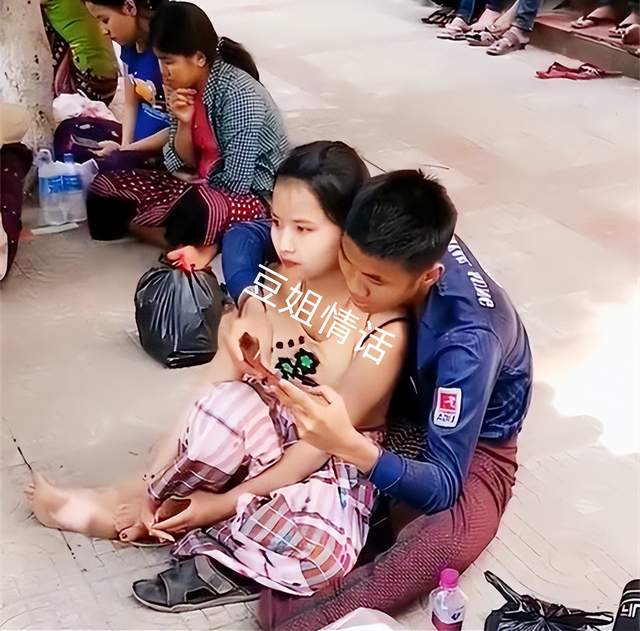 男子怀抱漂亮女友,光脚坐地上看手机,谁说世间没有真爱?