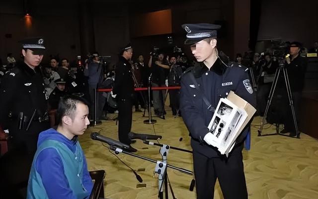 2011年药家鑫走下法庭,与父亲告别后,被押殡仪馆抬进死刑执行车