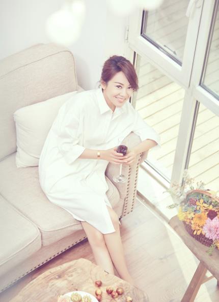 晒晒闫妮现实住的豪宅，墙面刷白墙软装很精致，生活过得很惬意